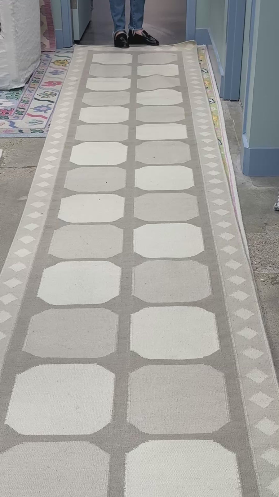Dancing on my Own - 3x18 Neutral Warehouse Sale